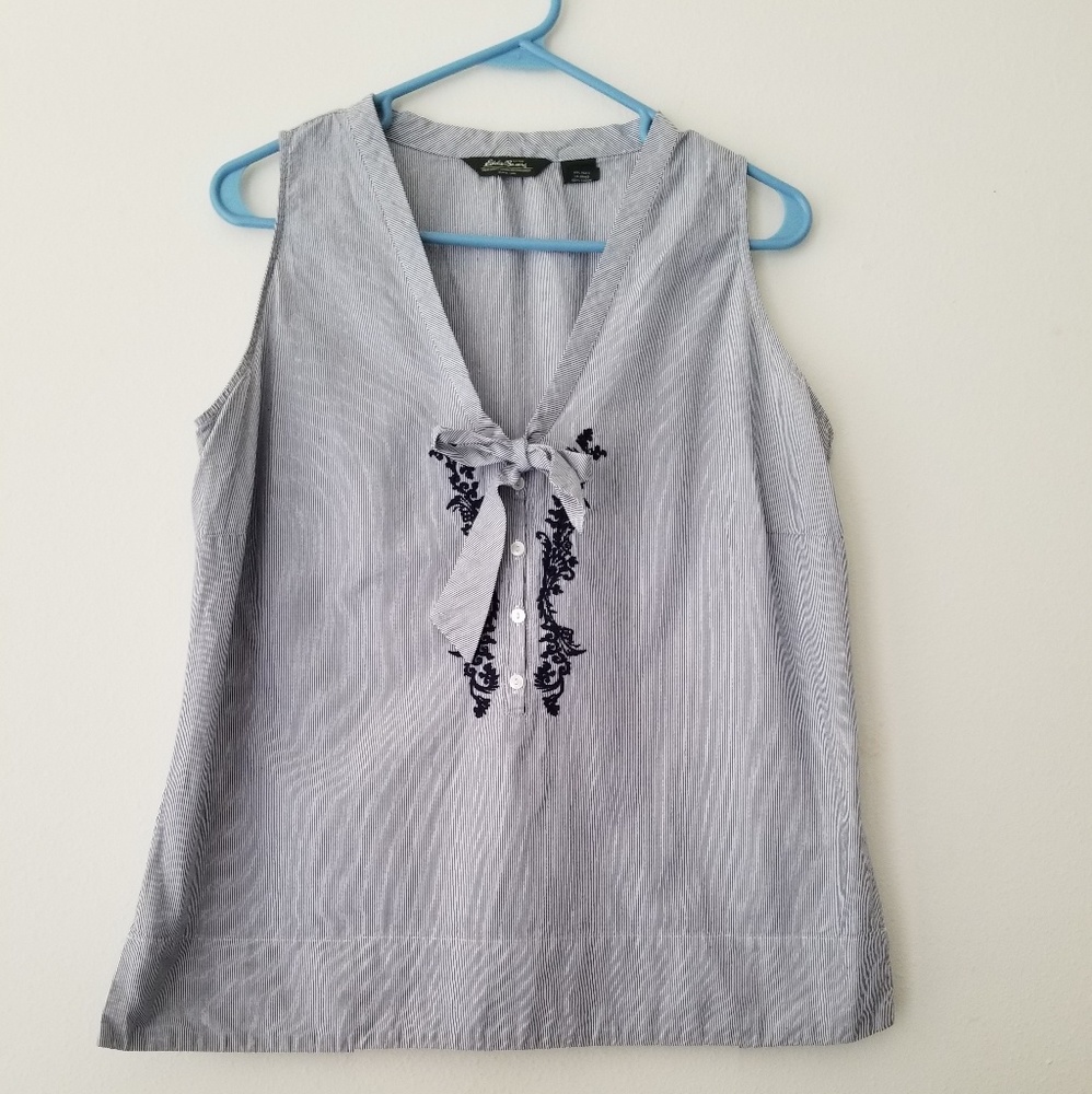 Eddie Bauer sleeveless shirt.Blanca with blue line